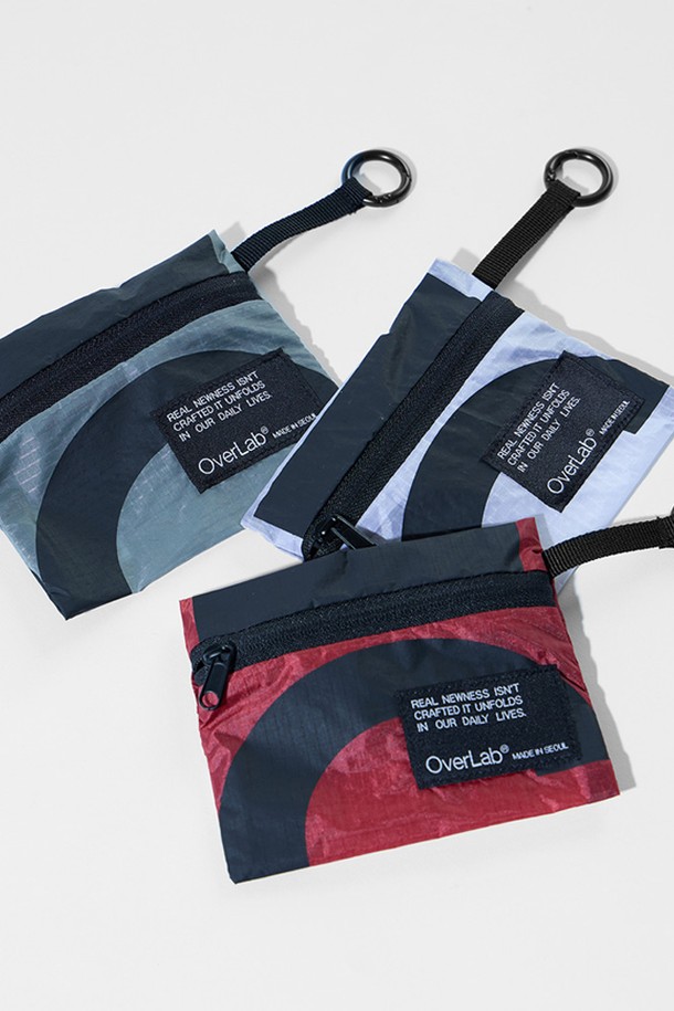 [OverLab] 오버랩 OVPR-104 패러 월렛 PR은 미니멀하고 시크한 스타일을 추구하는 분들을 위한 지갑입니다. 넉넉한 수납공간과 컴팩트한 사이즈, 벨트고리 부착으로 실용성을 높였습니다. 블랙, 화이트, 레드, 그레이 4가지 색상으로 출시되었으며, 방수, 속건, 내구성을 갖춘 나일론 소재에 그리드 패턴을 적용했습니다. UV 차단 기능까지 더해져 쇼핑룩, 데이트룩 등 어떤 스타일에도 잘 어울립니다. 지퍼형 잠금 방식으로 안전하게 소지품을 보관하며, 카드, 명함, 이어폰, 소형 액세서리 등 다양한 물품을 수납할 수 있습니다. 사이즈는 12.5 x 10cm입니다.
