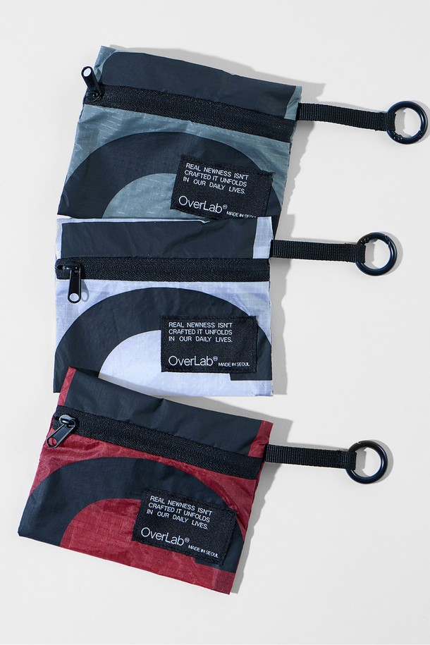 [OverLab] 오버랩 OVPR-104 패러 월렛 PR은 미니멀하고 시크한 스타일을 추구하는 분들을 위한 지갑입니다. 넉넉한 수납공간과 컴팩트한 사이즈, 벨트고리 부착으로 실용성을 높였습니다. 블랙, 화이트, 레드, 그레이 4가지 색상으로 출시되었으며, 방수, 속건, 내구성을 갖춘 나일론 소재에 그리드 패턴을 적용했습니다. UV 차단 기능까지 더해져 쇼핑룩, 데이트룩 등 어떤 스타일에도 잘 어울립니다. 지퍼형 잠금 방식으로 안전하게 소지품을 보관하며, 카드, 명함, 이어폰, 소형 액세서리 등 다양한 물품을 수납할 수 있습니다. 사이즈는 12.5 x 10cm입니다.
