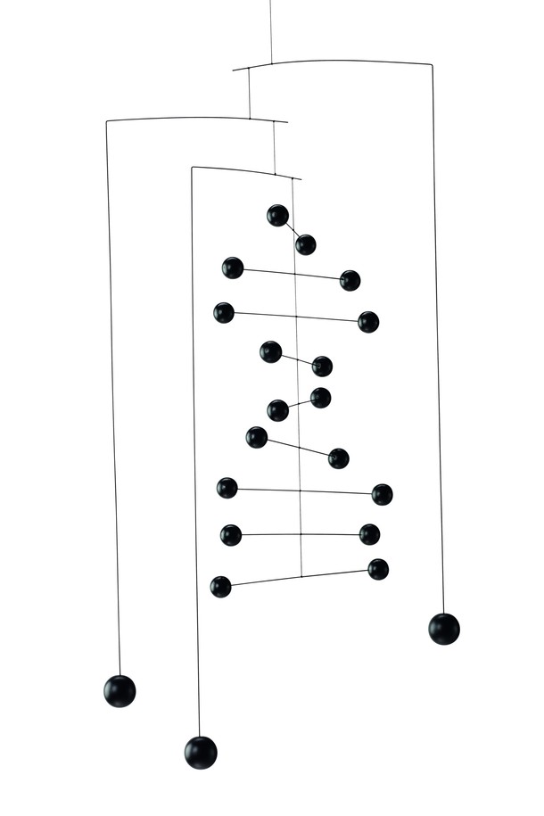 '카운터포인트 블랙'은 음악적 대위법에서 영감을 얻어 탄생한 예술 장식품입니다. 밤나무와 스테인리스 스틸 소재로 제작되었으며, 추상적이고 기하학적인 패턴이 돋보입니다. 독립적인 선의 조화와 공기 흐름에 따라 움직이는 디자인은 시각적인 즐거움을 선사하며, 조명에 따라 그림자 효과를 더합니다. 단색 또는 밝은 색상의 벽면에 설치하여 공간에 깊이와 개성을 더해보세요. 설치 후 완벽한 균형을 이루기까지 약간의 시간이 필요합니다.
