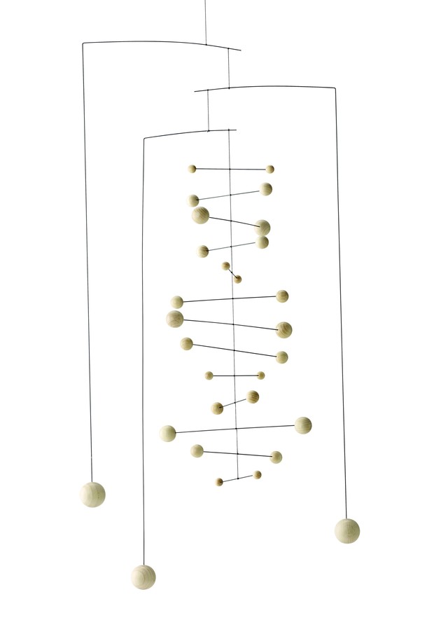 "카운터포인트 자연 - Counterpoint Natura"는 모던하고 미니멀한 스타일을 추구하는 인테리어 모빌입니다. 내추럴 우드톤의 비치우드와 스테인리스 스틸 소재로 제작되었으며, 추상적인 패턴이 특징입니다. 독립적인 리듬 패턴과 섬세한 균형감은 부드러운 움직임과 그림자 효과를 만들어내어 공간에 예술적인 분위기를 더합니다. 실내, 특히 부드러운 공기 순환이 있는 공간에 설치하여 장식 및 시각적인 예술 작품으로 활용할 수 있으며, 명상이나 휴식을 위한 보조 도구로도 사용할 수 있습니다. 수제작으로 완성되어 조명이나 음악과 함께 감상하면 더욱 풍부한 경험을 선사합니다.
