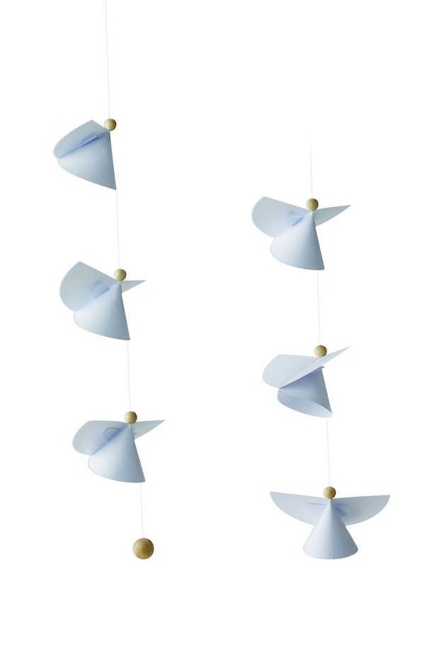 **수호천사 - 가디언 엔젤스 6 (Guardian Angels 6)**는 덴마크 전통 공예를 현대적으로 재해석한 플렌스테드의 인테리어 모빌입니다. 미니멀하고 모던한 스타일의 화이트 컬러 천사 패턴 디자인으로, 35 x 12 cm 크기입니다. 균형 잡힌 디자인과 시대를 초월한 매력으로 모든 연령대에서 인테리어 장식용으로 활용할 수 있습니다. 공간에 은은한 아름다움을 더하여 감각적인 분위기를 연출해 보세요.
