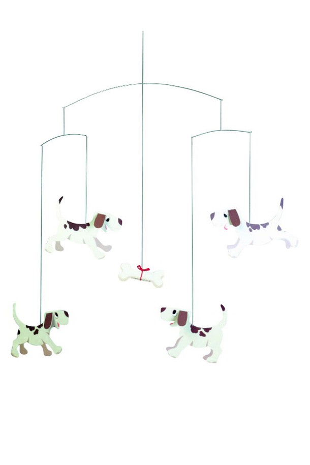 강아지의 꿈 Doggy Dreams는 북유럽 모던 스타일의 인테리어 모빌입니다. 4마리의 강아지가 뼈다귀 주변을 뛰어노는 사랑스러운 디자인으로, 아기방이나 실내 공간에 포인트를 더합니다. Frede Fabek의 디자인으로 제작되었으며, 수작업으로 섬세하게 만들어져 균형 잡힌 움직임과 빛에 의한 그림자 효과를 선사합니다. 카드보드와 와이어 소재로 제작되었으며, 천장에 걸어 설치할 수 있습니다. 50 x 50 cm 크기로, 리본 장식이 돋보이며, 직사광선과 강한 통풍은 피해 설치해 주세요.
