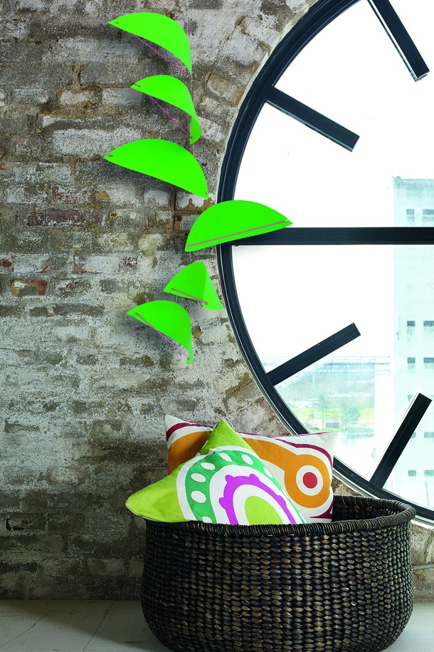 플렌스테드(Flentsted)의 연 - Kites green은 모던하고 북유럽 스타일의 인테리어 모빌입니다. 덴마크 전통 공예 기술로 제작되었으며, 연 모티프와 그린 컬러가 조화롭게 어우러져 시각적인 즐거움을 선사합니다. 1953년에 설립된 플렌스테드의 디자인으로, 균형감 있는 디자인과 섬세한 움직임이 특징입니다. 20 x 80 cm 크기로, 공간에 포인트를 더하는 장식용으로 적합하며, 전 연령대가 사용할 수 있습니다.
