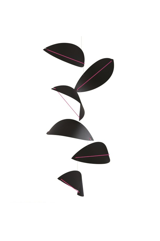 플렌스테드(Flensted)의 '연 - Kites black'은 덴마크 전통 공예 기법을 현대적으로 재해석하여 탄생한 인테리어 모빌입니다. 미니멀하고 모던한 스타일의 블랙 컬러 디자인은 어떤 공간에도 잘 어울리며, 균형 잡힌 형태로 시각적인 즐거움을 선사합니다. 장식용으로 제작되어 실내 분위기를 은은하게 연출하며, 시대를 초월하는 디자인으로 모든 연령대에서 사랑받는 아이템입니다. 섬세한 움직임은 공간에 생동감을 불어넣어 특별한 감성을 더합니다.
