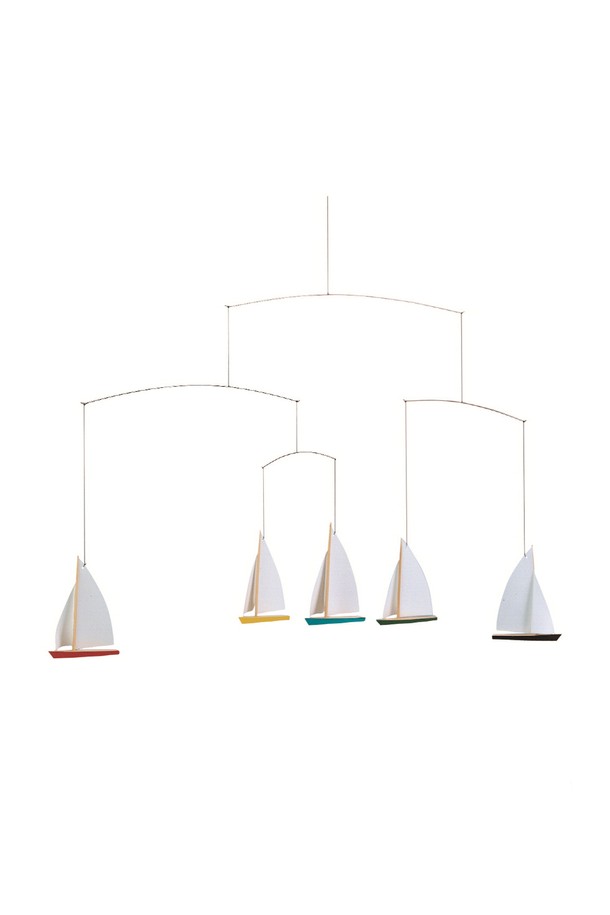 "돛단배 5 - 딩기 레가타 5"는 비치우드, 와이어, 실, 카드지로 섬세하게 제작된 홈데코 제품입니다. 멀티컬러의 조화로운 색상으로 35x65cm (5개 세트) 또는 28x38cm (3개 세트) 크기로 제공되며, 실내 공간에 생동감을 더합니다. 모빌 디자인으로 공기 흐름에 따라 움직이며 그림자 효과를 연출하여 독특한 분위기를 선사합니다. 단순한 배경 또는 밝은 색상의 벽에 설치하여 공간의 포인트를 줄 수 있으며, 직사광선과 강한 통풍은 피해 설치하는 것을 권장합니다.
