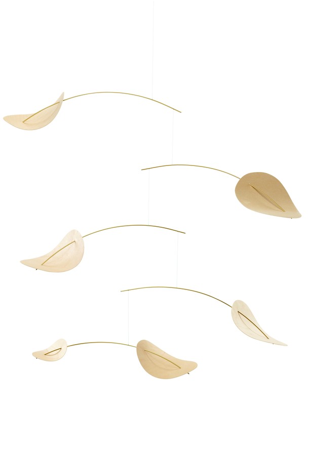 "떠돌이 구름 - Drifting Clouds"는 자연스러운 분위기를 연출하는 인테리어 모빌입니다. 내추럴 우드와 골드 컬러의 조화가 돋보이며, 구름과 나뭇잎 패턴, 골드 브러시 와이어 장식이 섬세함을 더합니다. 합판과 스틸 소재로 제작되어 견고하며, 공기 흐름에 따라 부드럽게 회전하는 움직임을 감상할 수 있습니다. 실내 공간에 은은한 그림자 효과를 드리워, 내추럴하고 모던한 분위기를 연출합니다. 직사광선과 강한 통풍이 있는 곳은 피해 설치해 주세요.
