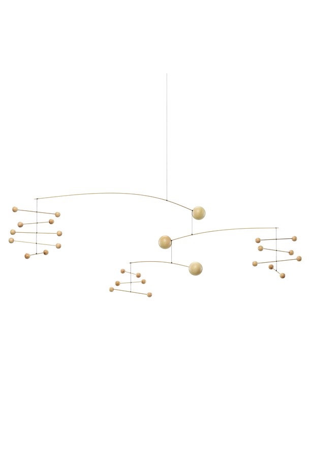 "심포니 - 심포니 인 3 무브먼츠 네이처"는 미니멀하고 모던한 감각을 담은 대형 모빌입니다. 금속 소재의 골드 컬러 와이어로 제작되었으며, 기하학적인 패턴과 볼, 와이어 디자인 장식이 특징입니다. 천장에 걸어 공간에 은은한 포인트를 줄 수 있으며, 자연스러운 곡선과 입체적인 구조가 돋보입니다. 인테리어 장식용으로, 움직이는 모빌이 공간에 생동감을 더합니다.
