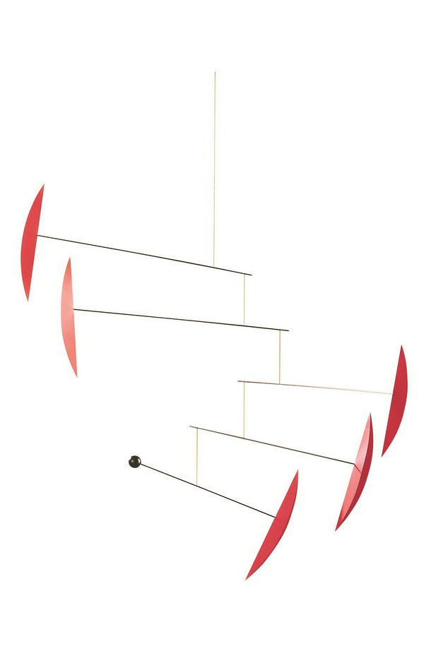 "탱고 R - 탱고 레드"는 덴마크 전통 공예를 현대적으로 재해석한 인테리어 모빌입니다. 나무와 카본 파이버 소재로 제작되었으며, 360도 회전하는 날개 디자인이 특징입니다. 정밀한 무게 분배와 조절 가능한 고무 림을 통해 공기 흐름을 감지하고, 아름다운 그림자 효과를 연출합니다. 실내 장식용으로 적합하며, 스트레스 해소에도 도움을 줄 수 있습니다. 반영구적인 내구성을 자랑하며, 미니멀하고 모던한 스타일을 선호하는 분들께 추천합니다.
