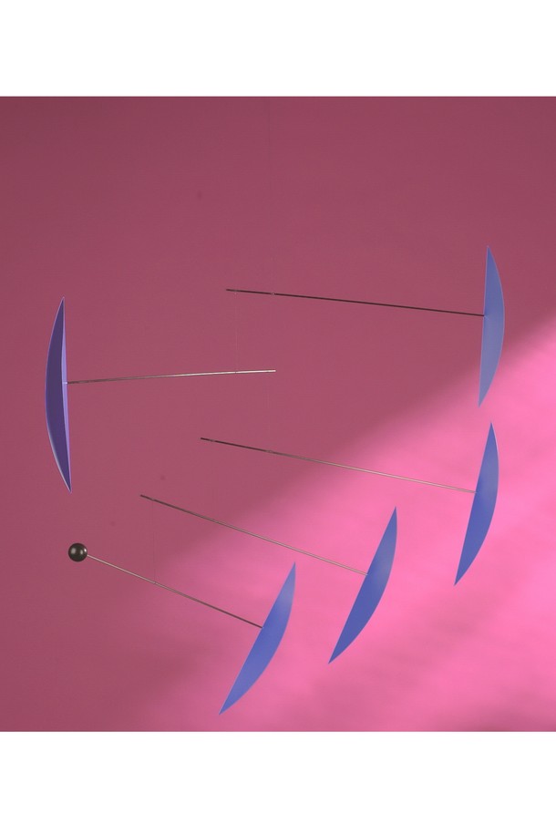 탱고 B (Tango Blue)는 실내 공간을 위한 미니멀 인테리어 모빌입니다. 나무와 카본 파이버 소재로 제작되어, 파란색 컬러가 시원한 느낌을 선사합니다. 360도 회전하며 공기 흐름에 따라 움직이는 이 모빌은, 균형 잡힌 구조와 그래픽적 형태를 통해 시각적인 즐거움을 제공합니다. 100 x 100cm 크기로, 벽면에 설치하여 조명과 함께 활용하거나 음악과 함께 감상할 수 있으며, 균형점을 조절하여 다양한 그림자 효과를 연출할 수 있습니다. 조립이 필요한 제품입니다.
