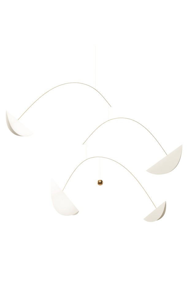생명 - Life & Thread / 화이트 & 골드는 모던하고 미니멀한 스타일의 인테리어 모빌입니다. 목재와 스테인리스 소재로 제작되었으며, 덴마크 전통 공예를 현대적으로 재해석한 플렌스테드(Flensted) 브랜드 제품입니다. 곡선과 직선의 조화, 균형 잡힌 디자인, 그리고 생명을 테마로 한 리프 모티프가 특징입니다. 벽이나 천장에 걸어 침대 위나 소파 위에 설치하여 공간에 은은한 포인트를 줄 수 있습니다. 모든 연령대가 사용할 수 있으며, 화이트와 골드 컬러 조합으로 고급스러운 분위기를 연출합니다.
