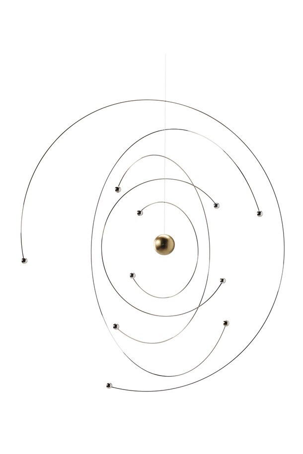 닐스보어 아톰 모델 100주년 기념 디자인은 스테인리스 스틸과 목재 소재로 제작된 인테리어 모빌입니다. 실버와 우드 컬러의 조화, 추상 및 기하학 패턴은 모던하면서 미니멀한 스타일을 연출합니다. 27 x 27 cm 크기로, 천장 또는 벽에 걸어 장식할 수 있으며, 공기 흐름에 따라 움직이는 섬세한 디자인이 특징입니다. 250가지 이상의 다양한 디자인 옵션과 그림자 효과로 공간에 특별함을 더하며, 명상용으로도 활용 가능합니다. 수작업으로 제작되어 균형 잡힌 아름다움을 선사합니다.
