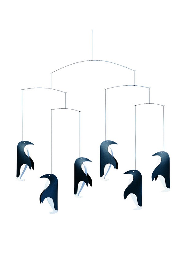 "펭귄의 대화 - Penguin Talk"는 6마리의 귀여운 펭귄 캐릭터로 구성된 미니멀하고 유머러스한 디자인의 인테리어 모빌입니다. 카드보드, 실, 와이어 등의 소재로 제작되었으며, 덴마크 전통 공예를 현대적으로 재해석하여 탄생했습니다. 펭귄 모빌은 블랙과 화이트 컬러의 조화로 어떤 공간에도 잘 어울리며, Ole Flensted의 섬세한 디자인과 균형 잡힌 구조로 시선을 사로잡습니다. 장식용으로 제작되어 실내 공간에 생동감을 더하고, 감각적인 분위기를 연출합니다. 미디엄 사이즈로, 책상, 선반 등 다양한 곳에 배치하여 특별한 인테리어 효과를 낼 수 있습니다.
