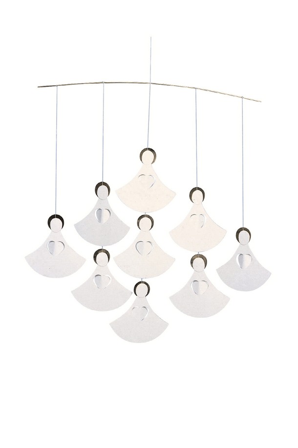 "천사 성가대9 - 엔젤 코러스 9 엔젤스"는 9개의 천사 모티브와 하트 모양 날개가 돋보이는 미니멀 디자인의 인테리어 모빌입니다. 카드보드, 와이어, 실 등의 소재로 제작되었으며, 3D 구조와 그림자 효과로 공간에 은은한 분위기를 더합니다. 접었다 펼 수 있는 구조로 보관이 용이하며, 덴마크 전통 공예 기법을 엿볼 수 있습니다. 실내 공간에 설치하여 아늑하고 감성적인 인테리어 연출을 완성해보세요. 직사광선을 피하고 부드럽게 다루어 주시면 오랫동안 아름다움을 유지할 수 있습니다.
