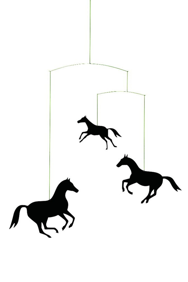 "말 Horse"는 덴마크 전통 공예를 현대적으로 재해석한 인테리어 모빌입니다. 검은색 말 실루엣과 행운을 상징하는 말굽 디자인이 특징이며, 세리그래피컬 포일과 와이어 소재로 제작되었습니다. 은은한 움직임과 그림자 효과를 통해 공간에 우아하고 모던한 분위기를 더합니다. 벽 또는 천장에 걸어 시각적인 감상을 즐길 수 있으며, 크기는 45 x 40cm입니다. 1953년 설립된 플렌스테드(Planteed) 브랜드의 예술 작품으로, 실내 인테리어에 특별함을 선사합니다.
