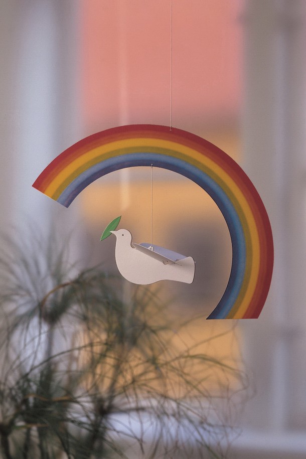 무지개 노아스 레인보우는 노아의 방주를 모티브로 한 사랑스러운 인테리어 모빌입니다. 플랫 카드보드 구조로 제작되었으며, 무지개와 평화의 상징인 비둘기, 올리브 나뭇가지를 섬세하게 디자인하여 북유럽 스타일의 심플한 분위기를 연출합니다. 레인보우와 화이트 컬러의 조화가 따뜻하고 아늑한 느낌을 주며, 중형 사이즈로 벽이나 천장에 걸어 장식하기 좋습니다. 덴마크 전통 공예 기법을 현대적으로 재해석하여 특별함을 더했습니다. 아이 방, 거실 등 다양한 공간에 포인트 인테리어 소품으로 활용해보세요.

