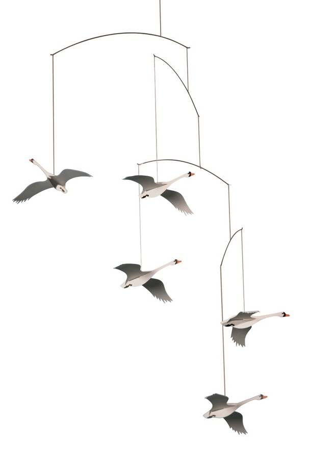 **백조 - Scandinavian Swans (스칸디나비안 스완스)**는 5개의 스칸디나비아 국가를 상징하는 백조 디자인의 인테리어 모빌입니다.  덴마크 전통 공예 기법을 현대적으로 재해석하여 제작되었으며, 화이트 컬러의 백조 디자인이 특징입니다. 1953년 설립된 플렌스테드(Flentsted) 브랜드의 제품으로, 균형 잡힌 디자인이 공간에 북유럽 감성을 더해줍니다.  단순한 장식 기능을 넘어, 섬세한 움직임으로 시각적인 즐거움을 선사하는 인테리어 소품입니다.
