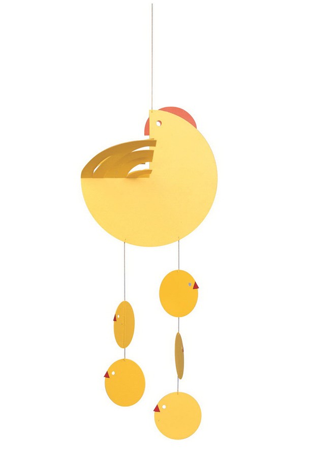 엄마 닭 - Chick-Hen yellow 모빌은 덴마크 전통 공예 기법으로 제작된 수공예 인테리어 장식입니다. 종이와 실을 사용하여 제작되었으며, 닭과 병아리 모티브의 디자인으로 북유럽 및 모던 스타일의 공간에 잘 어울립니다. 실내, 창가, 벽면 등 다양한 곳에 설치하여 3D 효과와 접이식 날개가 선사하는 그림자 연출을 즐길 수 있습니다. 중형 사이즈로, 은은한 조명 효과와 균형 잡힌 움직임이 특징이며, 반영구적인 내구성을 자랑합니다.
