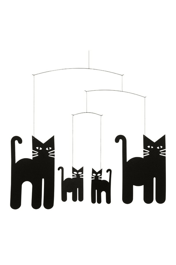 플렌스테드(Flentsted)의 "고양이 가족 Cats"는 덴마크 전통 공예 기법으로 제작된, 미니멀하고 모던한 스타일의 인테리어 모빌입니다. 종이, 와이어, 실로 섬세하게 제작되었으며, 공기의 흐름에 따라 균형 잡힌 움직임을 선사하여 공간에 생동감을 더합니다. 블랙 컬러의 고양이 가족 모티브는 심플하면서도 세련된 분위기를 연출하며, 그림자 효과를 통해 독특한 시각적 재미를 제공합니다. 천장에 걸어 장식하는 방식으로, 실내 인테리어에 포인트가 되어줍니다. 직사광선과 강한 바람을 피해 원형 패키지에 보관하여 관리할 수 있습니다.
