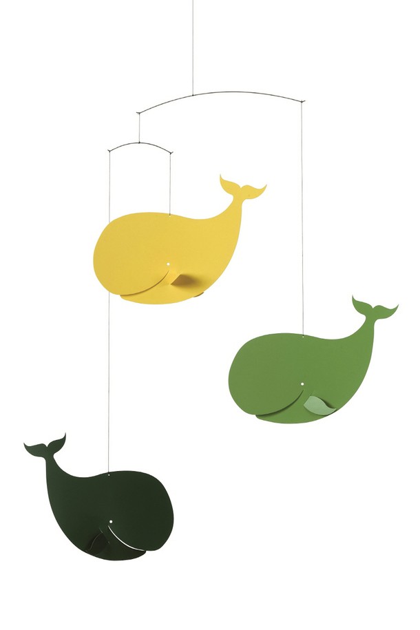 행복한 고래 Happy Whales Green은 덴마크 디자이너 Ole Flensted의 감각이 돋보이는 홈 데코 제품입니다. 밝은 Yellow와 Light Green 컬러 조합의 고래 디자인이 특징이며, 평면적인 형태로 제작되어 공간에 산뜻함을 더합니다. 판지, 실, 와이어 소재로 섬세하게 만들어졌으며, 세리그래피컬 호일 장식이 은은한 포인트를 선사합니다. 모빌 형태로, 54 x 45cm 크기로 공간에 특별한 분위기를 연출하며, 포장 크기는 A4 사이즈(30 x 21cm)로 보관 및 선물용으로도 좋습니다.
