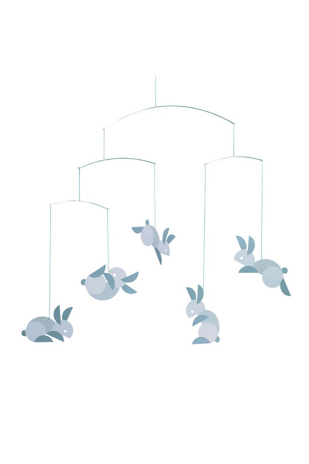 공기 흐름에 따라 부드럽게 움직이는 덴마크 전통 공예품, 토끼 동산 - Circular Bunnies(써큘러 버니) 모빌입니다. 미니멀하고 모던한 디자인으로, 블랙과 화이트 색상의 조화가 돋보입니다. 원형 도형과 토끼 모티프가 기하학적인 패턴을 이루며 시각적인 즐거움을 선사합니다. 종이, 와이어, 실로 제작되었으며, 그림자 효과를 통해 공간에 은은한 분위기를 더합니다. 신생아의 시각 발달을 돕는 인테리어 장식으로, 플렌스테드(Flensted) 브랜드의 1953년 설립 이후 사랑받는 제품입니다.
