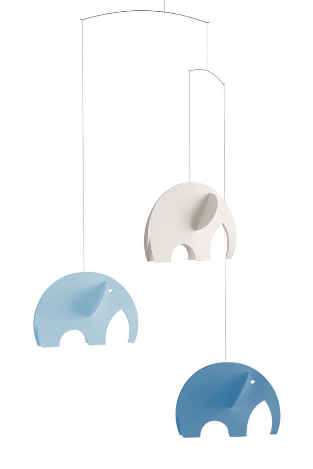 아기코끼리 - 올리펀트 블루 모빌은 덴마크 전통 공예 기법으로 제작된 플렌스테드(Flensted) 브랜드의 인테리어 모빌입니다. 1972년 오리지널 디자인을 바탕으로 2009년 리디자인되었으며, 섬세한 3D 입체 디자인이 돋보입니다. 기하학적 원형 패턴과 블루, 화이트 컬러의 조화가 모던하고 미니멀한 스타일을 연출합니다. 세리그래피컬 포일 소재로 제작되었으며, 신생아 선물 및 인테리어 소품으로 활용하기 좋습니다. 아기 코끼리 모티브가 사랑스러운 공간을 선사합니다.
