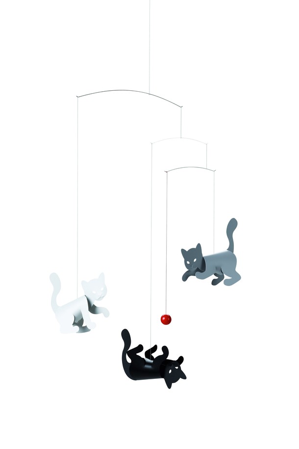 [클릭모빌] 어린 고양이 - Kitty Cats는 덴마크 전통 공예 기법으로 제작된 인테리어 모빌입니다. 세리그래피컬 호일 소재와 3D 입체 디자인으로, 장난치는 세 마리의 고양이와 빨간 공을 생동감 있게 표현했습니다. 공기 흐름에 따라 움직이는 조립식 모빌로, 다채로운 색상과 귀여운 고양이 캐릭터가 아기방을 포함한 다양한 공간에 산뜻함을 더합니다. 가볍고 조립이 쉬우며, 행거 시스템이 포함되어 있어 간편하게 설치할 수 있습니다. 어린 고양이 Kitty Cats 모빌로 사랑스러운 공간을 연출해 보세요.
