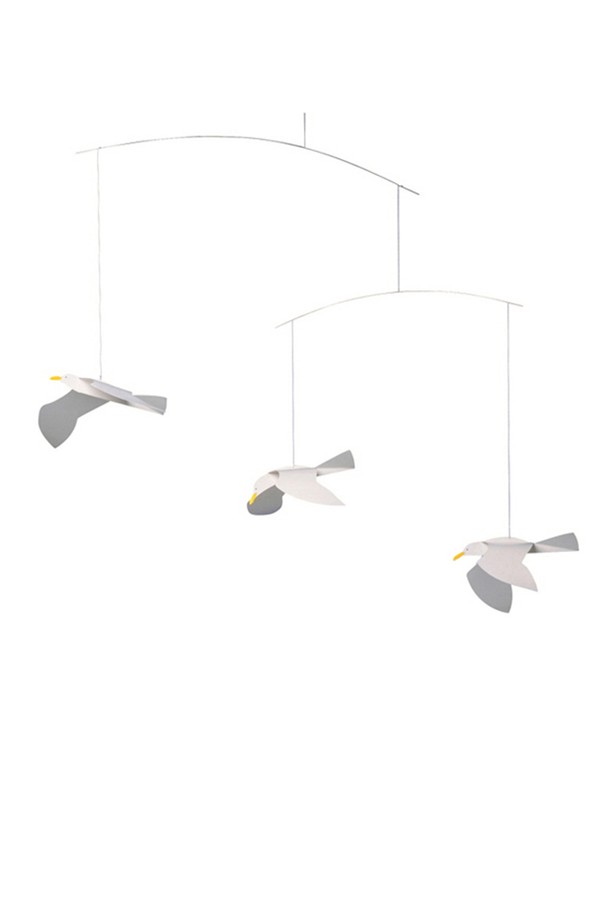 "갈매기 - Soaring Seagulls"는 덴마크 전통 공예 기법으로 제작된 인테리어 모빌입니다. 와이어, 카드보드, 실을 사용하여 섬세하게 표현된 갈매기 3마리가 공중에 떠다니는 모습을 연출합니다. 미니멀하고 모던한 디자인으로 어떤 공간에도 잘 어울리며, 회색 컬러와 새 모티프가 은은한 분위기를 자아냅니다. 천장에 매달아 설치하며, 움직임과 그림자 효과를 통해 공간에 생동감을 더합니다. 실내용으로 제작되어 빛과 그림자의 조화를 감상할 수 있습니다.
