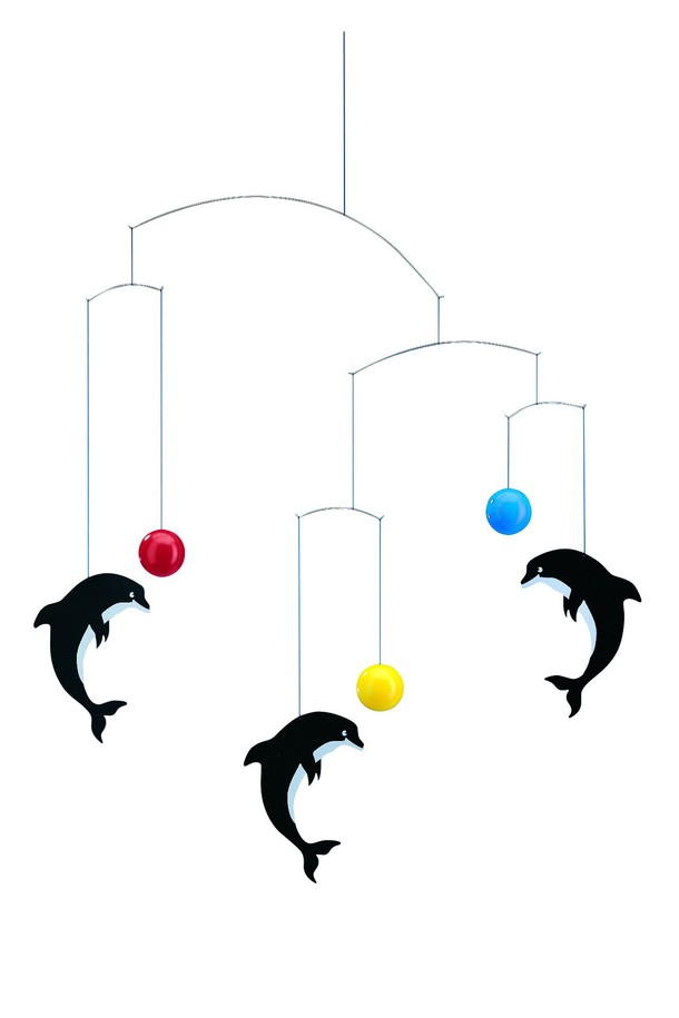 **돌고래 Dolphinarium (돌고래 돌피나리움)**은 실내 장식을 위한 아티스틱한 모빌입니다. 세리그래피컬 호일과 와이어를 사용하여 제작되었으며, 돌고래와 비치볼 무늬가 특징입니다. 공기의 흐름에 따라 움직이며 그림자 효과를 연출하여 시각적인 안정감을 선사합니다. 욕실이나 실내에 설치하여 아름다운 분위기를 연출할 수 있습니다. 수공예로 제작되어 섬세하며, 직사광선과 강한 기류를 피해 실내에서 사용하십시오.
