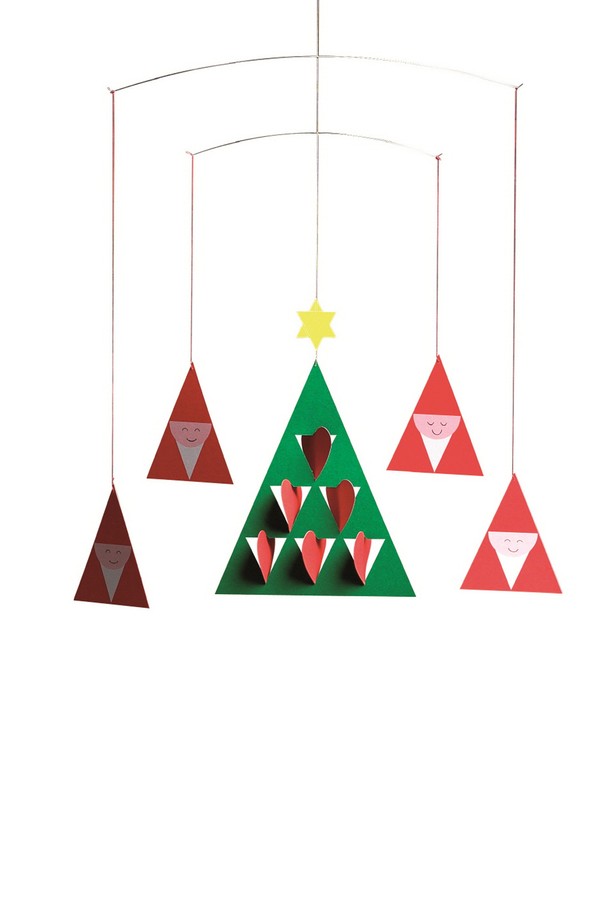 크리스마스 분위기를 더해줄 '프리즈마스 모빌'입니다. 평면 판지, 실, 와이어 소재를 사용하여 레드와 그린 컬러의 조화로 제작되었습니다. 모던, 미니멀, 클래식 스타일을 아우르며, 기하학 패턴과 삼각형, 별 디자인 장식이 특징입니다. 접이식 형태로 보관이 용이하며, 천장에 걸어 입체적인 시각 효과와 부드러운 움직임을 즐길 수 있습니다. 공간 활용도를 높여 크리스마스 인테리어와 장식에 활용해 보세요.
