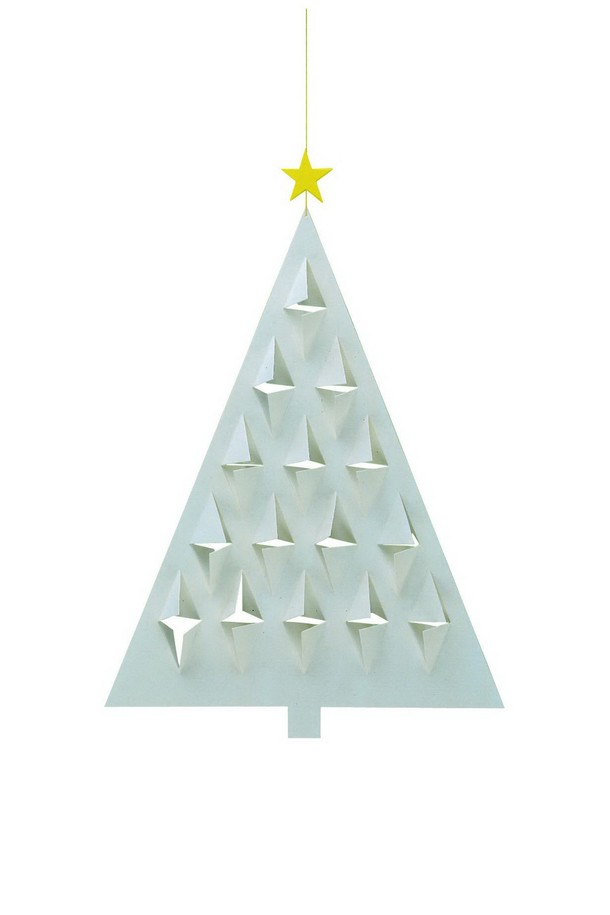 프리즘 트리 화이트(Prismas Tree White/white)는 2D 카드보드에서 3D 입체 구조로 변형되는 독특한 인테리어 모빌입니다. 화이트, 골드, 그린 컬러의 조화와 기하학적인 프리즘 패턴이 모던하고 미니멀한 공간을 연출합니다. 접이식 디자인으로 보관이 용이하며, 15개의 프리즘 창문을 통해 빛과 그림자 효과를 선사합니다. 28x20cm 크기로, 크리스마스 장식뿐만 아니라 다양한 인테리어 용도로 활용 가능하며, 덴마크 전통 공예를 현대적으로 재해석했습니다. 평면 포장으로 제공되어 공간 효율성을 높였으며, 재사용이 가능하여 실용적입니다.
