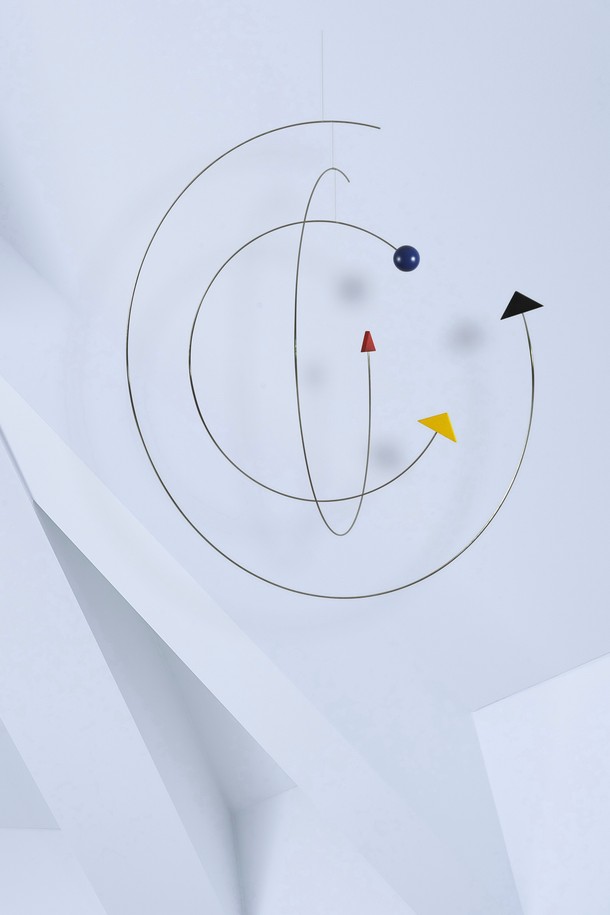 "접촉 - So close"는 금속, 나무, 실, 와이어를 주소재로 사용하여 수공예로 제작된 인테리어 모빌입니다. 화이트와 블랙 두 가지 색상으로 제공되며, 미니멀하고 모던한 공간에 기하학적인 패턴으로 포인트를 더합니다. 세 개의 구체 디자인이 공기의 흐름을 감지하여 움직임을 만들어내며, 그림자 효과를 통해 공간에 은은한 분위기를 선사합니다. 천장에 걸어 설치하며, 직사광선과 강한 바람을 피해 부드러운 움직임을 유지하며 관리해야 합니다. 정밀한 밸런스가 필요한, 지속적인 형태 변화를 보여주는 매력적인 작품입니다.
