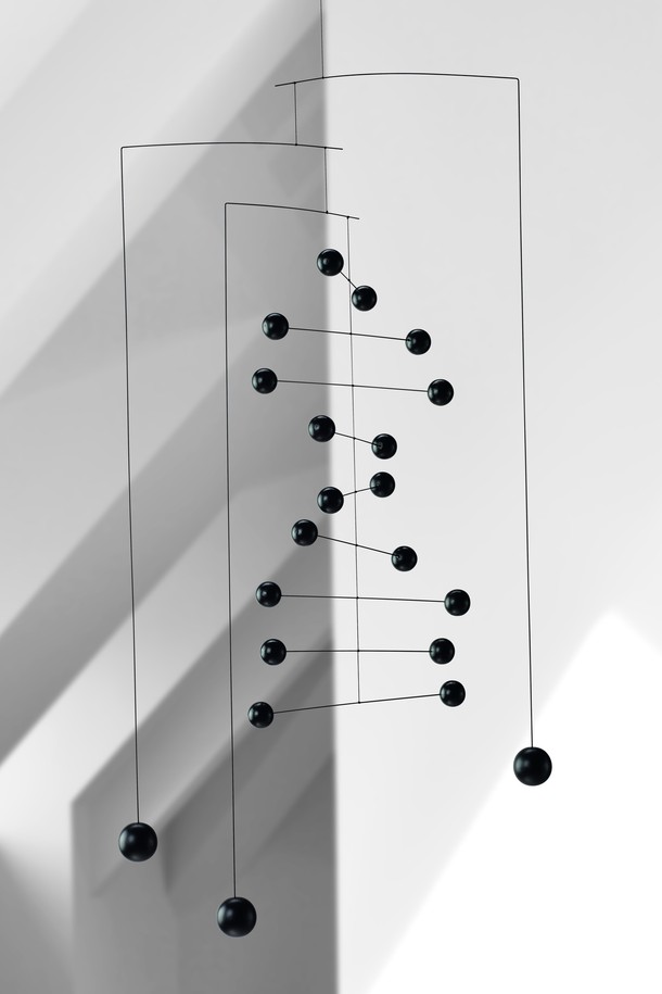 '카운터포인트 블랙'은 음악적 대위법에서 영감을 얻어 탄생한 예술 장식품입니다. 밤나무와 스테인리스 스틸 소재로 제작되었으며, 추상적이고 기하학적인 패턴이 돋보입니다. 독립적인 선의 조화와 공기 흐름에 따라 움직이는 디자인은 시각적인 즐거움을 선사하며, 조명에 따라 그림자 효과를 더합니다. 단색 또는 밝은 색상의 벽면에 설치하여 공간에 깊이와 개성을 더해보세요. 설치 후 완벽한 균형을 이루기까지 약간의 시간이 필요합니다.
