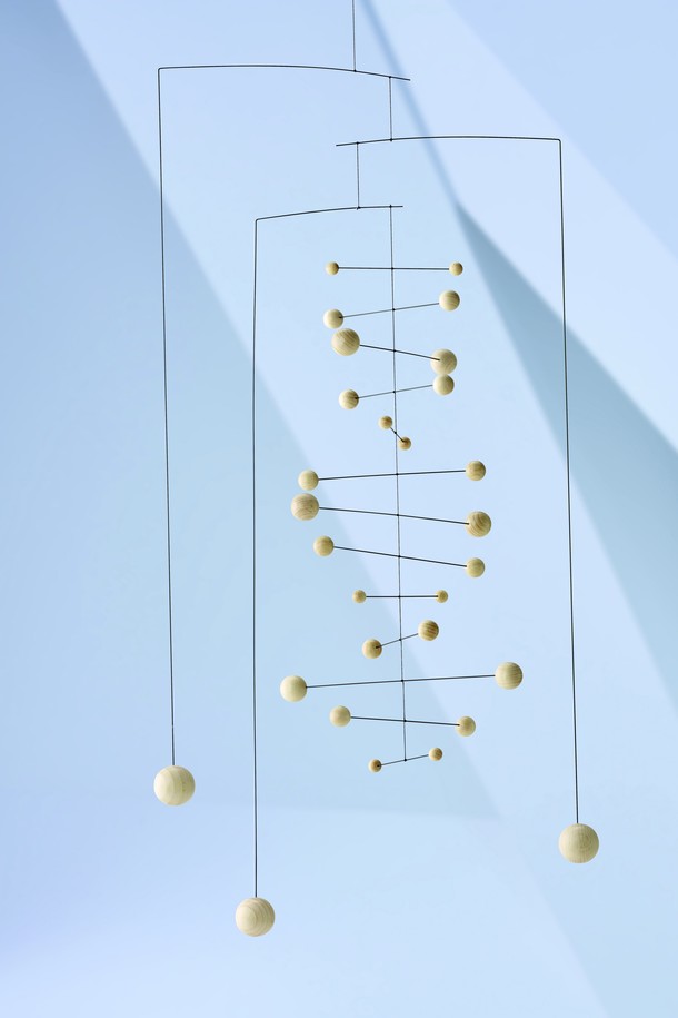 "카운터포인트 자연 - Counterpoint Natura"는 모던하고 미니멀한 스타일을 추구하는 인테리어 모빌입니다. 내추럴 우드톤의 비치우드와 스테인리스 스틸 소재로 제작되었으며, 추상적인 패턴이 특징입니다. 독립적인 리듬 패턴과 섬세한 균형감은 부드러운 움직임과 그림자 효과를 만들어내어 공간에 예술적인 분위기를 더합니다. 실내, 특히 부드러운 공기 순환이 있는 공간에 설치하여 장식 및 시각적인 예술 작품으로 활용할 수 있으며, 명상이나 휴식을 위한 보조 도구로도 사용할 수 있습니다. 수제작으로 완성되어 조명이나 음악과 함께 감상하면 더욱 풍부한 경험을 선사합니다.
