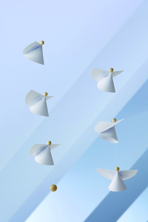 **수호천사 - 가디언 엔젤스 6 (Guardian Angels 6)**는 덴마크 전통 공예를 현대적으로 재해석한 플렌스테드의 인테리어 모빌입니다. 미니멀하고 모던한 스타일의 화이트 컬러 천사 패턴 디자인으로, 35 x 12 cm 크기입니다. 균형 잡힌 디자인과 시대를 초월한 매력으로 모든 연령대에서 인테리어 장식용으로 활용할 수 있습니다. 공간에 은은한 아름다움을 더하여 감각적인 분위기를 연출해 보세요.
