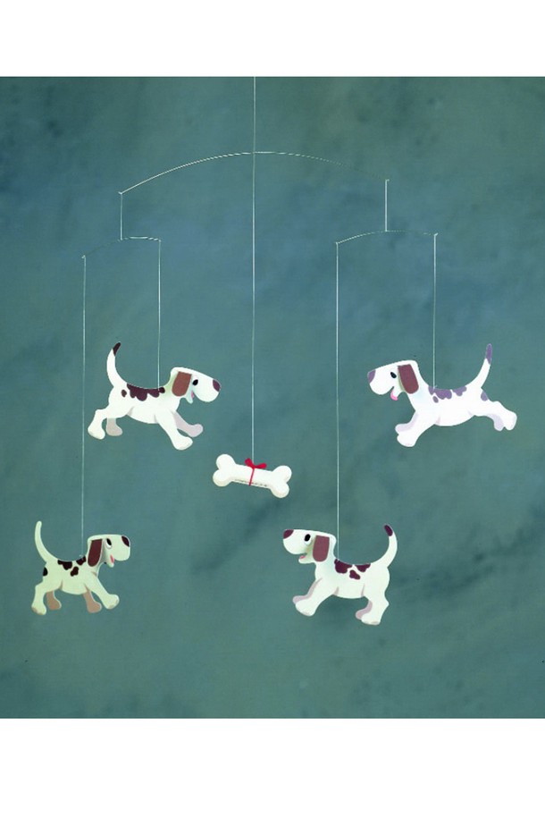 강아지의 꿈 Doggy Dreams는 북유럽 모던 스타일의 인테리어 모빌입니다. 4마리의 강아지가 뼈다귀 주변을 뛰어노는 사랑스러운 디자인으로, 아기방이나 실내 공간에 포인트를 더합니다. Frede Fabek의 디자인으로 제작되었으며, 수작업으로 섬세하게 만들어져 균형 잡힌 움직임과 빛에 의한 그림자 효과를 선사합니다. 카드보드와 와이어 소재로 제작되었으며, 천장에 걸어 설치할 수 있습니다. 50 x 50 cm 크기로, 리본 장식이 돋보이며, 직사광선과 강한 통풍은 피해 설치해 주세요.
