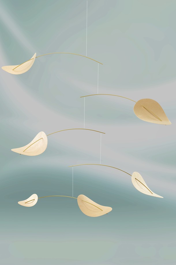 "떠돌이 구름 - Drifting Clouds"는 자연스러운 분위기를 연출하는 인테리어 모빌입니다. 내추럴 우드와 골드 컬러의 조화가 돋보이며, 구름과 나뭇잎 패턴, 골드 브러시 와이어 장식이 섬세함을 더합니다. 합판과 스틸 소재로 제작되어 견고하며, 공기 흐름에 따라 부드럽게 회전하는 움직임을 감상할 수 있습니다. 실내 공간에 은은한 그림자 효과를 드리워, 내추럴하고 모던한 분위기를 연출합니다. 직사광선과 강한 통풍이 있는 곳은 피해 설치해 주세요.
