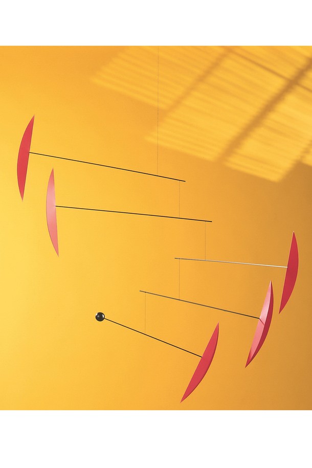 "탱고 R - 탱고 레드"는 덴마크 전통 공예를 현대적으로 재해석한 인테리어 모빌입니다. 나무와 카본 파이버 소재로 제작되었으며, 360도 회전하는 날개 디자인이 특징입니다. 정밀한 무게 분배와 조절 가능한 고무 림을 통해 공기 흐름을 감지하고, 아름다운 그림자 효과를 연출합니다. 실내 장식용으로 적합하며, 스트레스 해소에도 도움을 줄 수 있습니다. 반영구적인 내구성을 자랑하며, 미니멀하고 모던한 스타일을 선호하는 분들께 추천합니다.
