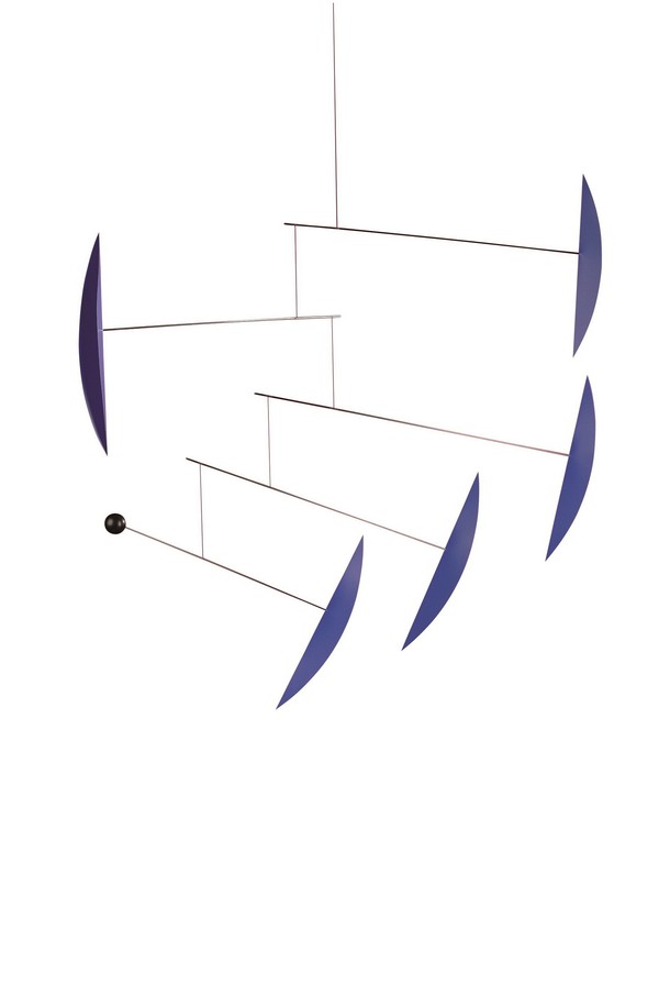 탱고 B (Tango Blue)는 실내 공간을 위한 미니멀 인테리어 모빌입니다. 나무와 카본 파이버 소재로 제작되어, 파란색 컬러가 시원한 느낌을 선사합니다. 360도 회전하며 공기 흐름에 따라 움직이는 이 모빌은, 균형 잡힌 구조와 그래픽적 형태를 통해 시각적인 즐거움을 제공합니다. 100 x 100cm 크기로, 벽면에 설치하여 조명과 함께 활용하거나 음악과 함께 감상할 수 있으며, 균형점을 조절하여 다양한 그림자 효과를 연출할 수 있습니다. 조립이 필요한 제품입니다.
