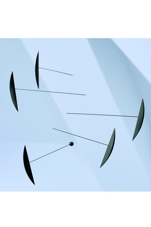 탱고 S - 탱고 블랙은 미니멀한 디자인과 360도 회전 기능을 갖춘 인테리어 모빌입니다. 목재, 카본 파이버, 세리그래피컬 호일 소재로 제작되었으며, 기하학적 및 추상 패턴이 특징입니다. 실내 공간에 설치하여 홈데코 효과를 연출하며, 그림자 효과를 통해 공간에 깊이를 더합니다. 100 x 100 cm 크기로, 고무 림 조절을 통해 움직임을 부드럽게 제어할 수 있습니다. 밝은 색상 벽면에 설치 시 더욱 돋보이는 시각적 효과를 선사합니다.
