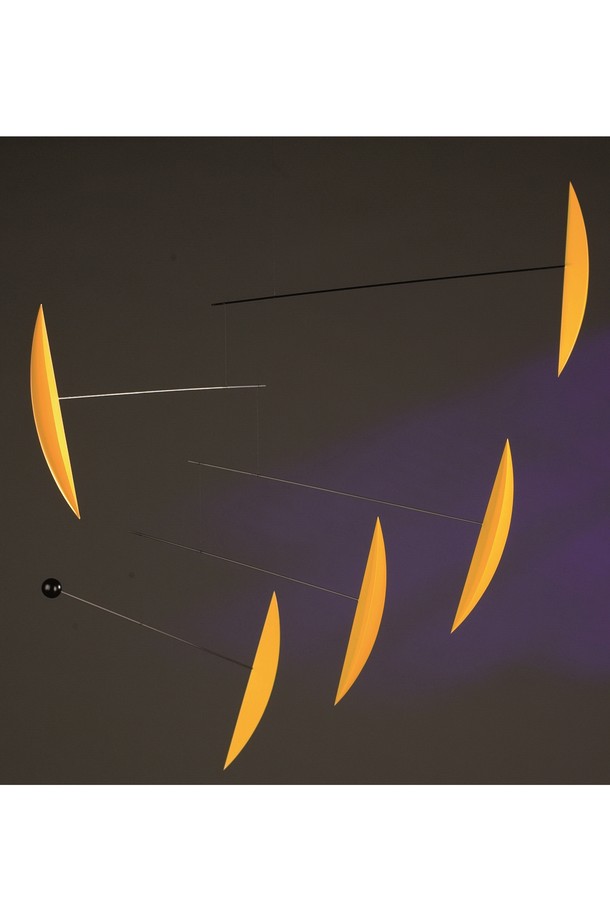 탱고 Y (Tango Yellow)는 모던하고 미니멀한 스타일의 실내 장식 모빌입니다. 나무와 카본 파이버 소재로 제작되었으며, 추상적이고 기하학적인 패턴이 특징입니다. 100 x 100 cm 크기로, 천장에 걸어 360도 회전하며 균형 조절이 가능합니다. 공기 흐름에 따라 움직이는 모습은 예술 작품과 같으며, 그림자 효과를 연출하여 조명 효과를 더할 수 있습니다. 공간에 세련된 분위기를 선사하는 인테리어 소품입니다.
