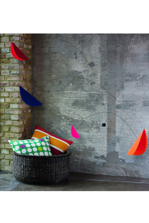 생명 - Life & Thread는 구름과 하늘을 표현한 추상적인 디자인과 자연을 모티브로 한 디자인을 담은 홈데코 제품입니다. 나무와 스테인리스 스틸 소재를 사용하여 모던한 스타일을 연출하며, 레드, 블루, 라이트그레이, 옐로우, 화이트의 다채로운 색상 옵션을 제공합니다. 곡선과 직선의 조화로운 디자인은 침대나 소파 위에 설치하여 공간에 생기를 불어넣습니다. 교체가 가능하여 오랫동안 아름다움을 유지하며, 와이드 모바일 디자인으로 넓은 공간에도 잘 어울립니다.
