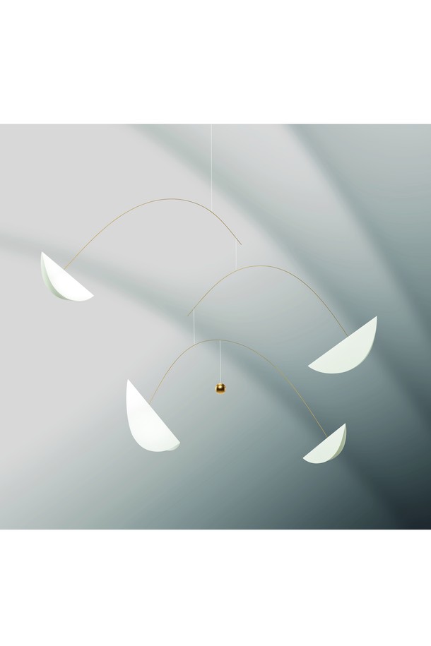 생명 - Life & Thread / 화이트 & 골드는 모던하고 미니멀한 스타일의 인테리어 모빌입니다. 목재와 스테인리스 소재로 제작되었으며, 덴마크 전통 공예를 현대적으로 재해석한 플렌스테드(Flensted) 브랜드 제품입니다. 곡선과 직선의 조화, 균형 잡힌 디자인, 그리고 생명을 테마로 한 리프 모티프가 특징입니다. 벽이나 천장에 걸어 침대 위나 소파 위에 설치하여 공간에 은은한 포인트를 줄 수 있습니다. 모든 연령대가 사용할 수 있으며, 화이트와 골드 컬러 조합으로 고급스러운 분위기를 연출합니다.
