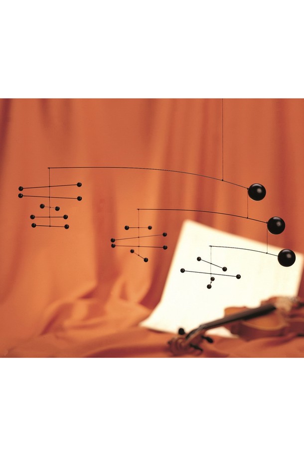심포니 - Symphony in 3 movements black은 음악적 모티브와 추상적인 디자인이 돋보이는 홈데코 제품입니다. 비치우드와 스테인리스 스틸 소재로 제작되었으며, 음표와 오선지 패턴이 섬세하게 표현되었습니다. 1972년에 제작되었으며, 모차르트의 음악에서 영감을 받아 3단 구성과 모빌 형태를 갖춘 특별한 디자인입니다. 공기의 흐름에 따라 움직이며, 그림자 효과를 통해 명상적인 분위기를 연출합니다. 실내, 피아노 위, 코너 등 다양한 공간에서 장식용으로 활용하여 스트레스 해소 효과를 얻을 수 있습니다.
