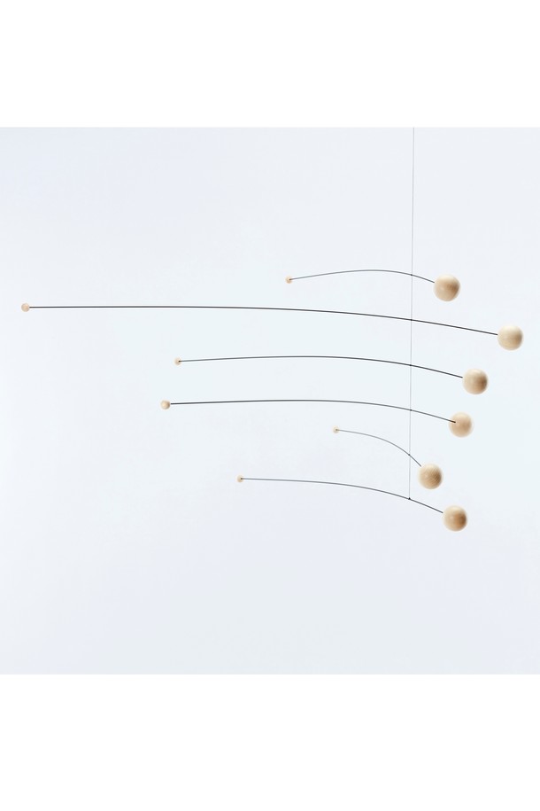 미래 자연 - Futura Natura는 덴마크 전통 공예를 현대적으로 재해석한 인테리어 모빌입니다. 비치우드와 스테인리스 스틸 소재로 제작되었으며, 모던하고 미니멀한 스타일을 추구합니다. 기하학적인 패턴과 행성계를 모티브로 한 디자인은 실내에 독특한 분위기를 더합니다. 6개의 수평 바와 위성 디자인이 공중에 떠 있는 듯한 착시 효과를 주며, 공기 흐름을 감지하고 그림자 효과를 통해 공간에 재미를 더합니다. 1970년 오리지널 디자인을 바탕으로 제작되었으며, 실내 장식 용도로 적합합니다.
