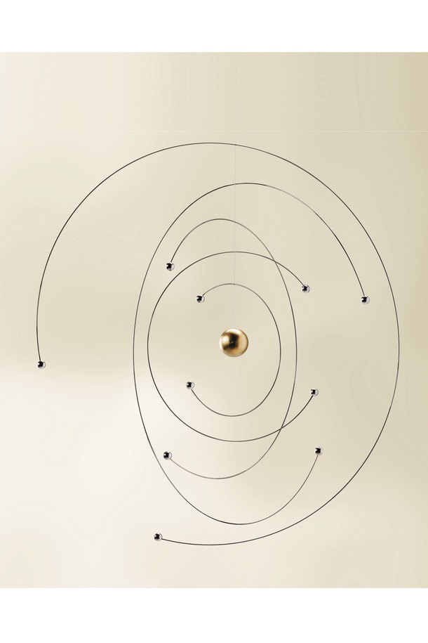 닐스보어 아톰 모델 100주년 기념 디자인은 스테인리스 스틸과 목재 소재로 제작된 인테리어 모빌입니다. 실버와 우드 컬러의 조화, 추상 및 기하학 패턴은 모던하면서 미니멀한 스타일을 연출합니다. 27 x 27 cm 크기로, 천장 또는 벽에 걸어 장식할 수 있으며, 공기 흐름에 따라 움직이는 섬세한 디자인이 특징입니다. 250가지 이상의 다양한 디자인 옵션과 그림자 효과로 공간에 특별함을 더하며, 명상용으로도 활용 가능합니다. 수작업으로 제작되어 균형 잡힌 아름다움을 선사합니다.
