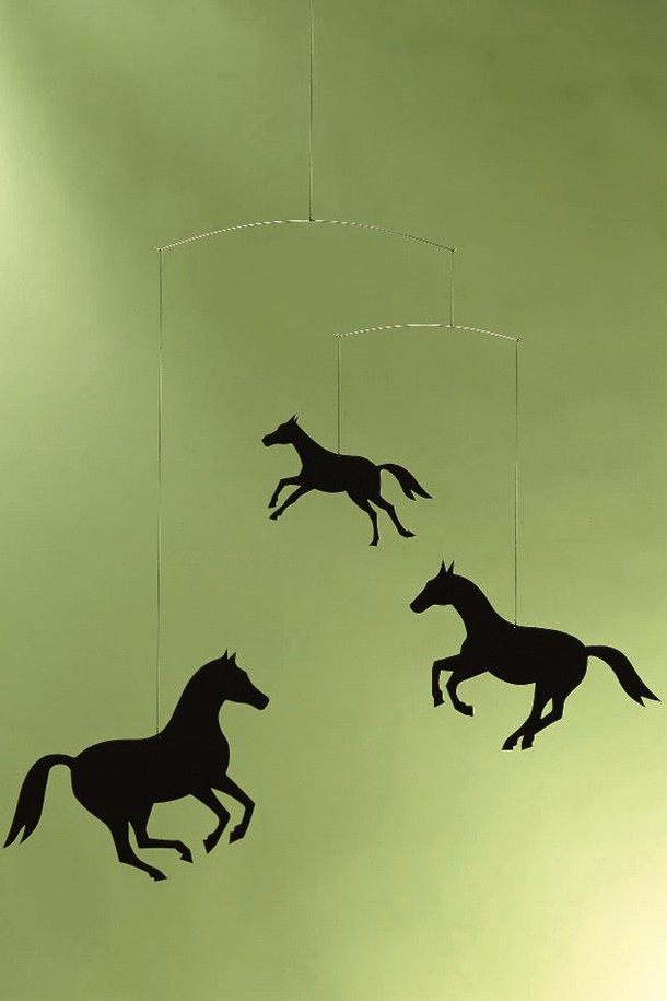 "말 Horse"는 덴마크 전통 공예를 현대적으로 재해석한 인테리어 모빌입니다. 검은색 말 실루엣과 행운을 상징하는 말굽 디자인이 특징이며, 세리그래피컬 포일과 와이어 소재로 제작되었습니다. 은은한 움직임과 그림자 효과를 통해 공간에 우아하고 모던한 분위기를 더합니다. 벽 또는 천장에 걸어 시각적인 감상을 즐길 수 있으며, 크기는 45 x 40cm입니다. 1953년 설립된 플렌스테드(Planteed) 브랜드의 예술 작품으로, 실내 인테리어에 특별함을 선사합니다.
