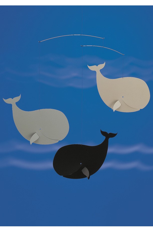 **행복한 고래 해피 웨일스 그레이**는 회색과 검정 색상의 조화가 돋보이는 수공예 모빌 아트입니다. 세리그래피컬 호일, 와이어, 실을 사용하여 제작되었으며, 54 x 45 cm 크기로 실내 공간에 미니멀한 분위기를 더합니다. 고래 무늬가 섬세하게 표현되어 있으며, 공기의 미세한 흐름에도 지속적으로 움직이며 시각적인 휴식을 선사합니다. 천장 고정물 또는 후크 나사를 이용해 설치 가능하며, 적절한 관리 시 반영구적으로 사용할 수 있습니다.
