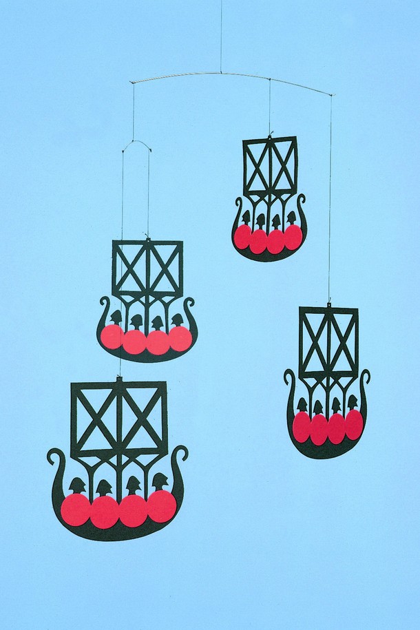 플렌스테드(Flentsted)의 "바이킹 흑선 - The 4 Viking Ships" 모빌은 덴마크 전통 공예 기술로 제작된 인테리어 장식입니다. 블랙, 레드, 그린 3가지 색상으로 출시되었으며, 바이킹 선박 모티프의 디자인이 특징입니다. 1953년에 설립된 덴마크 브랜드 플렌스테드의 제품으로, 북유럽 모던 스타일을 추구하는 분들께 적합합니다. 44 x 38cm 크기로, 균형 잡힌 구조와 안정감 있는 디자인은 공간에 세련된 분위기를 더합니다. 전 연령층을 위한 인테리어 소품으로, 전통과 현대의 조화를 경험할 수 있습니다.
