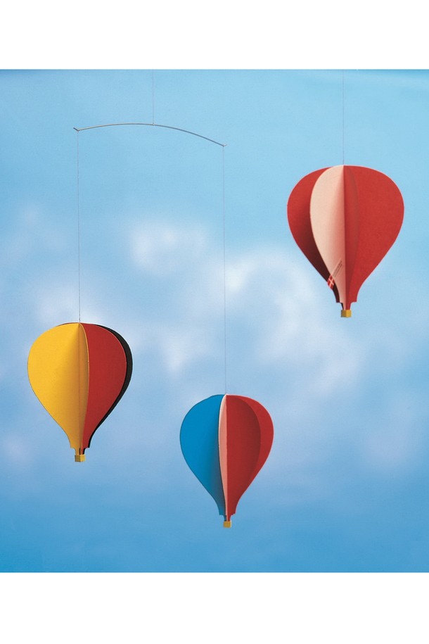 컬러풀한 멀티컬러, 레드, 옐로우, 블루 색상의 조화가 돋보이는 "풍선 3 - 벌룬 모빌 3"입니다. 종이, 실, 와이어 소재로 제작되었으며, 45 x 38cm 크기로 실내 공간에 포인트를 더합니다. 3개의 풍선 디자인과 1783 몽골피에부터 1978 더블 이글 I까지의 풍선 역사를 담은 플레이트가 디자인 특징입니다. 공기의 흐름에 따라 움직이는 모빌로, 조명과 함께 사용하여 그림자 효과를 연출할 수 있습니다. 수작업으로 제작된 예술 작품으로, 직사광선과 강한 통풍은 피해주세요.
