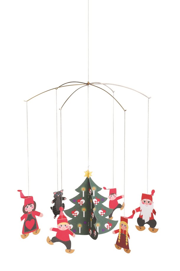 "꼬마요정 가족 Pixy Family"는 북유럽 모던 스타일의 인테리어 모빌입니다. 카드보드, 실, 와이어 소재로 제작되었으며, 3차원 입체 효과와 그림자 효과로 공간에 생동감을 더합니다. 크리스마스 트리 주변의 요정 가족을 연상시키는 멀티컬러 디자인은 겨울철 실내 장식에 따뜻함을 선사합니다. 접이식으로 보관이 용이하며 재사용이 가능하여 실용적입니다. 직사광선과 강한 통풍을 피해 실내에서 사용하고, 설치 및 보관 시 주의하여 오랫동안 즐길 수 있습니다.
